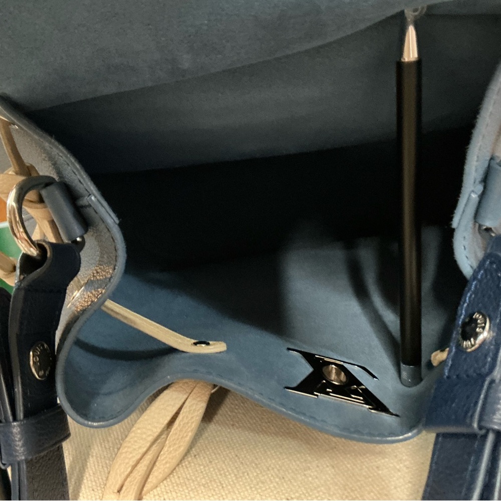 Louis Vuitton Lockme Bucket Bag - Picture 4 of 16